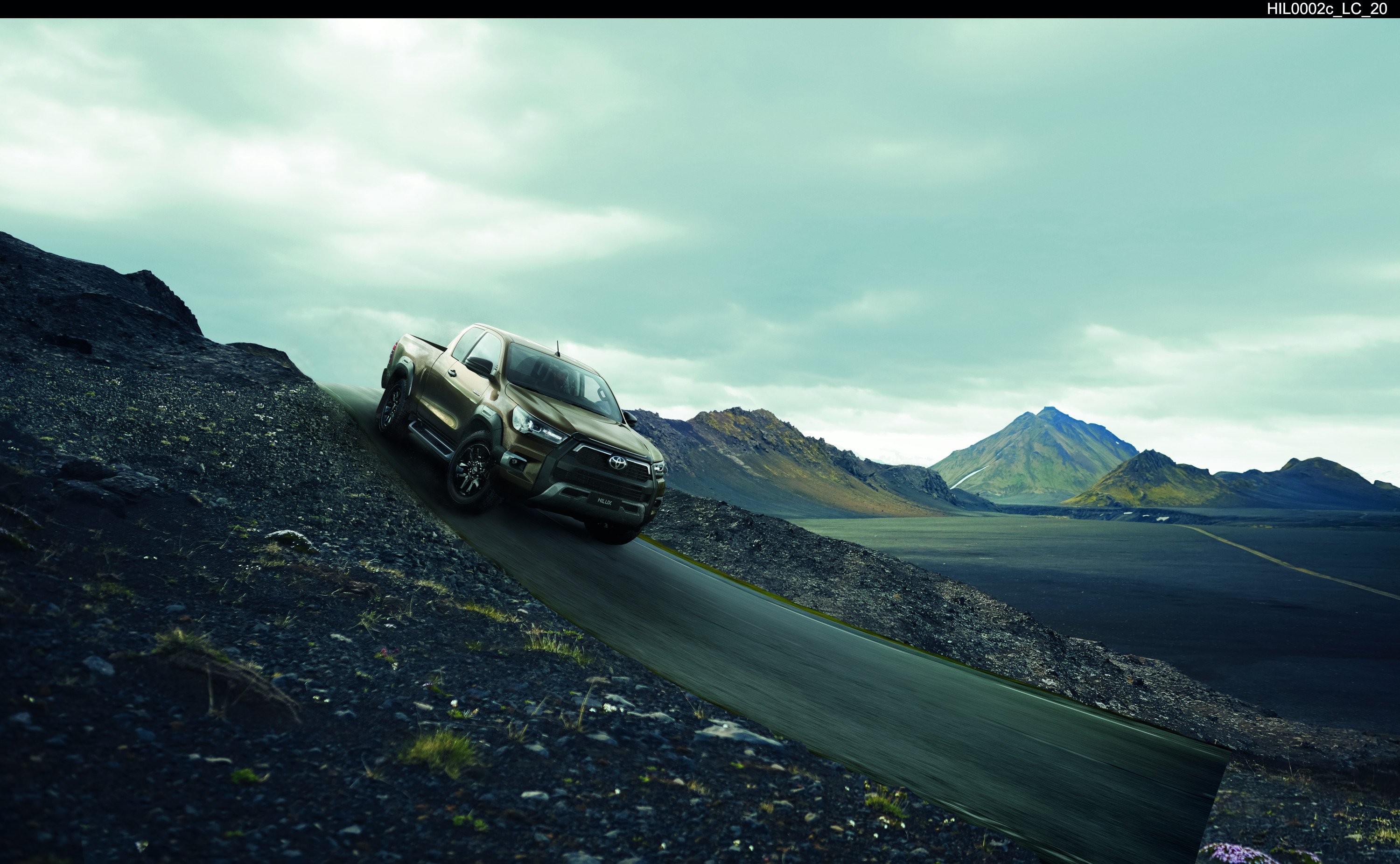 Toyota Hilux 2020 : trois quarts avant droit en descente