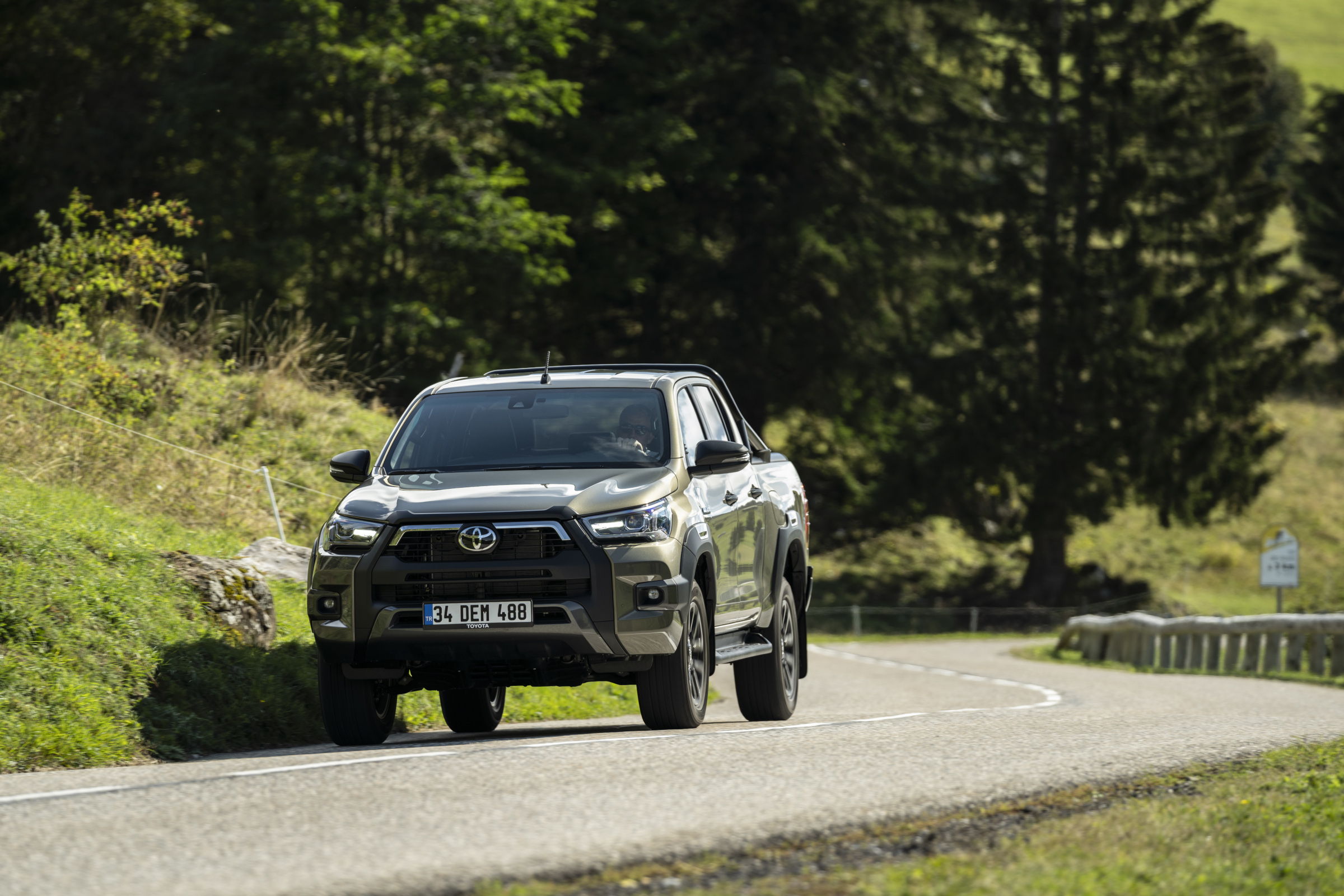 Toyota Hilux 2020 : face avant sur route