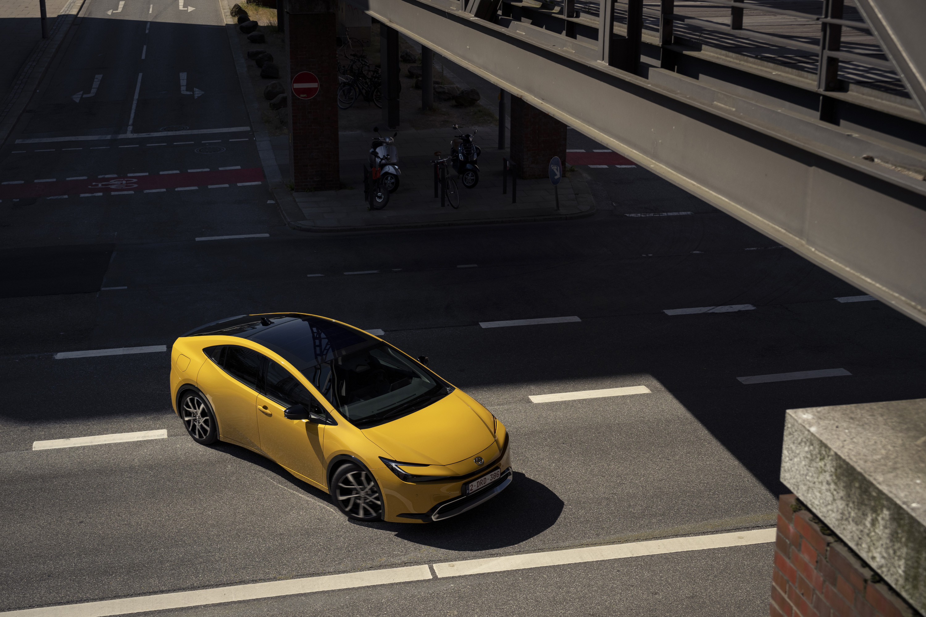 Toyota Prius 2023 : trois quarts avant droit statique en vue plongeante