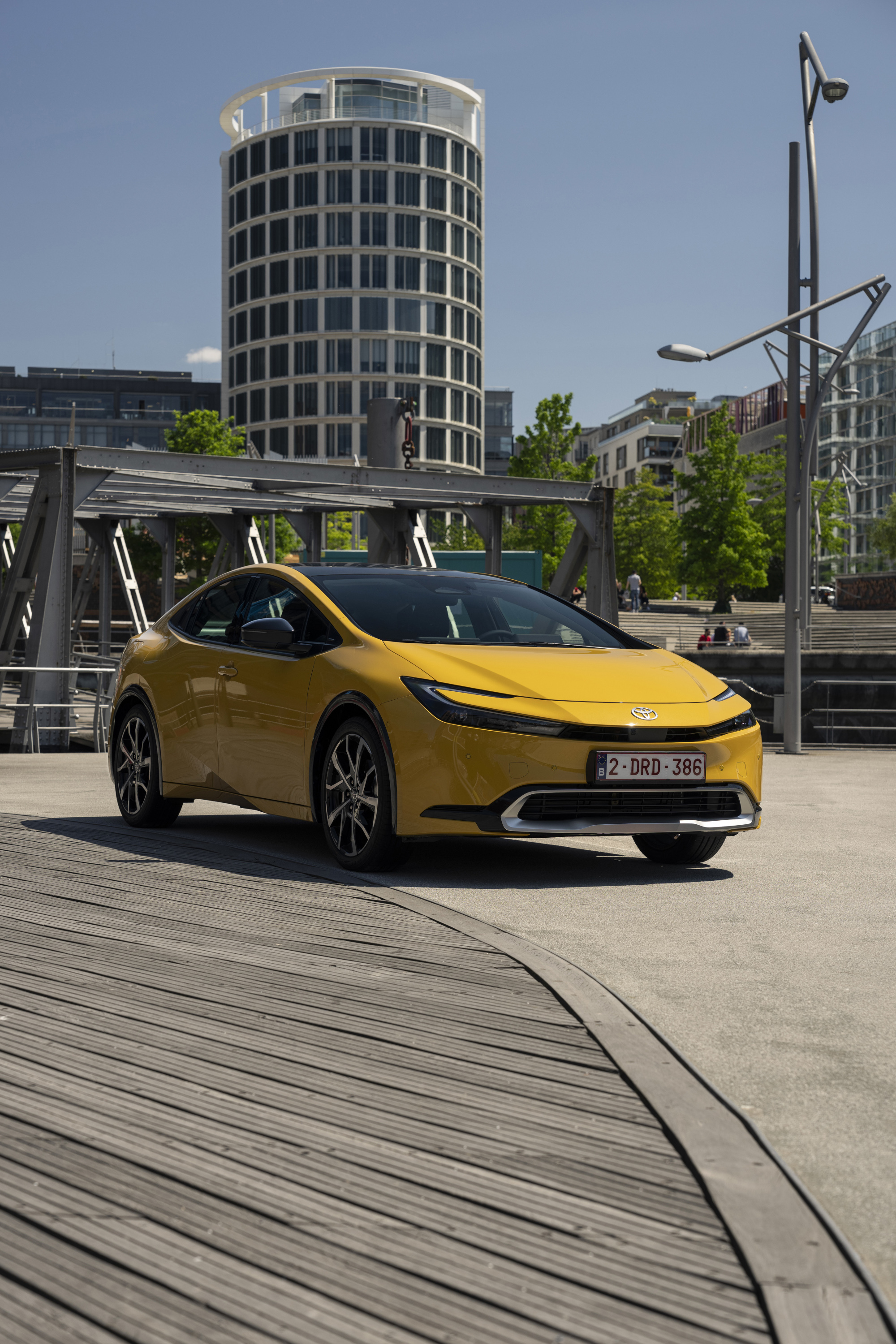 Toyota Prius 2023 : trois quarts avant droit statique