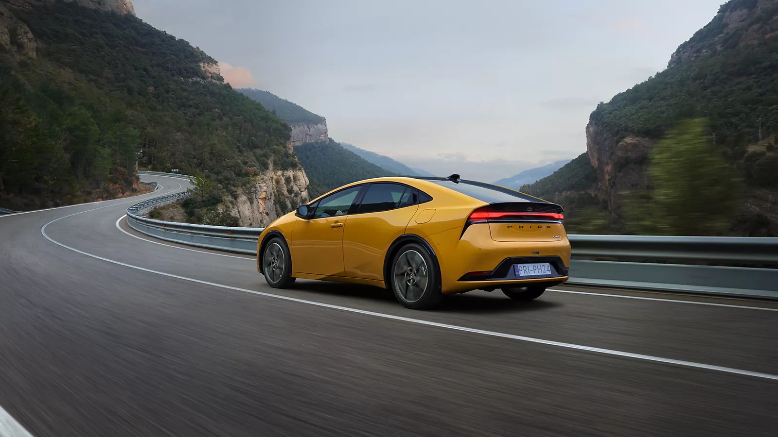 Toyota Prius 2023 : trois quarts arrière gauche sur route