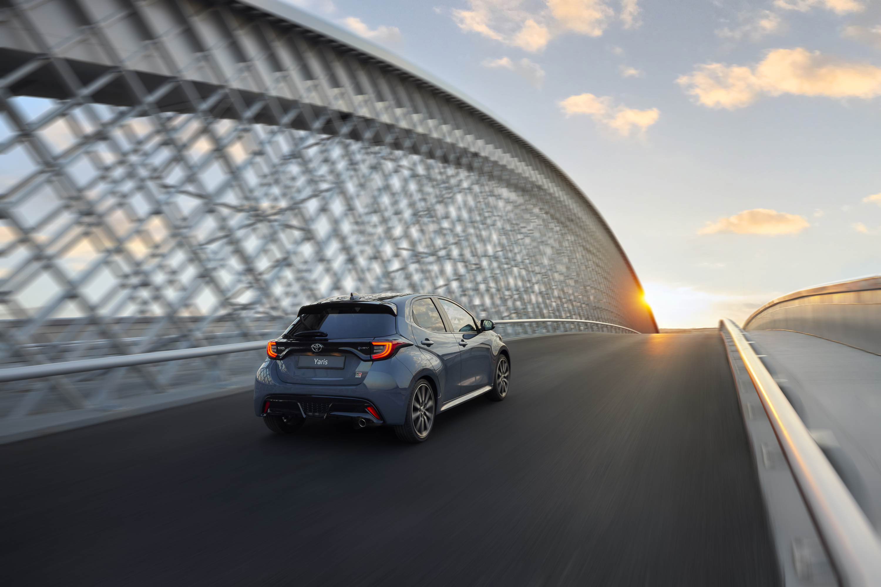 Toyota Yaris GR Sport 2025 : trois quarts arrière droit sur route