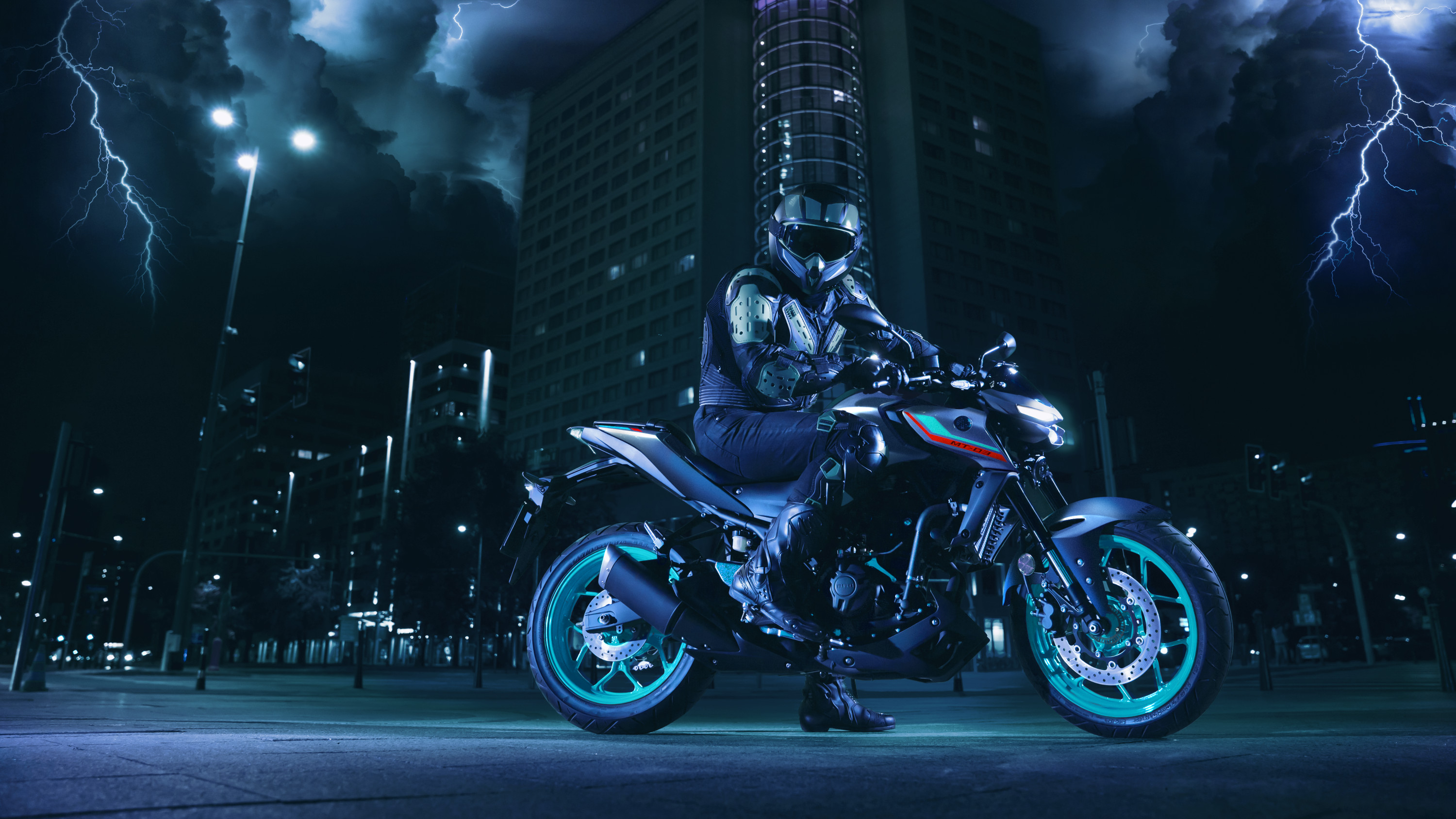 Yamaha MT-03 2023 Cyan Storm : profil droit avec motard