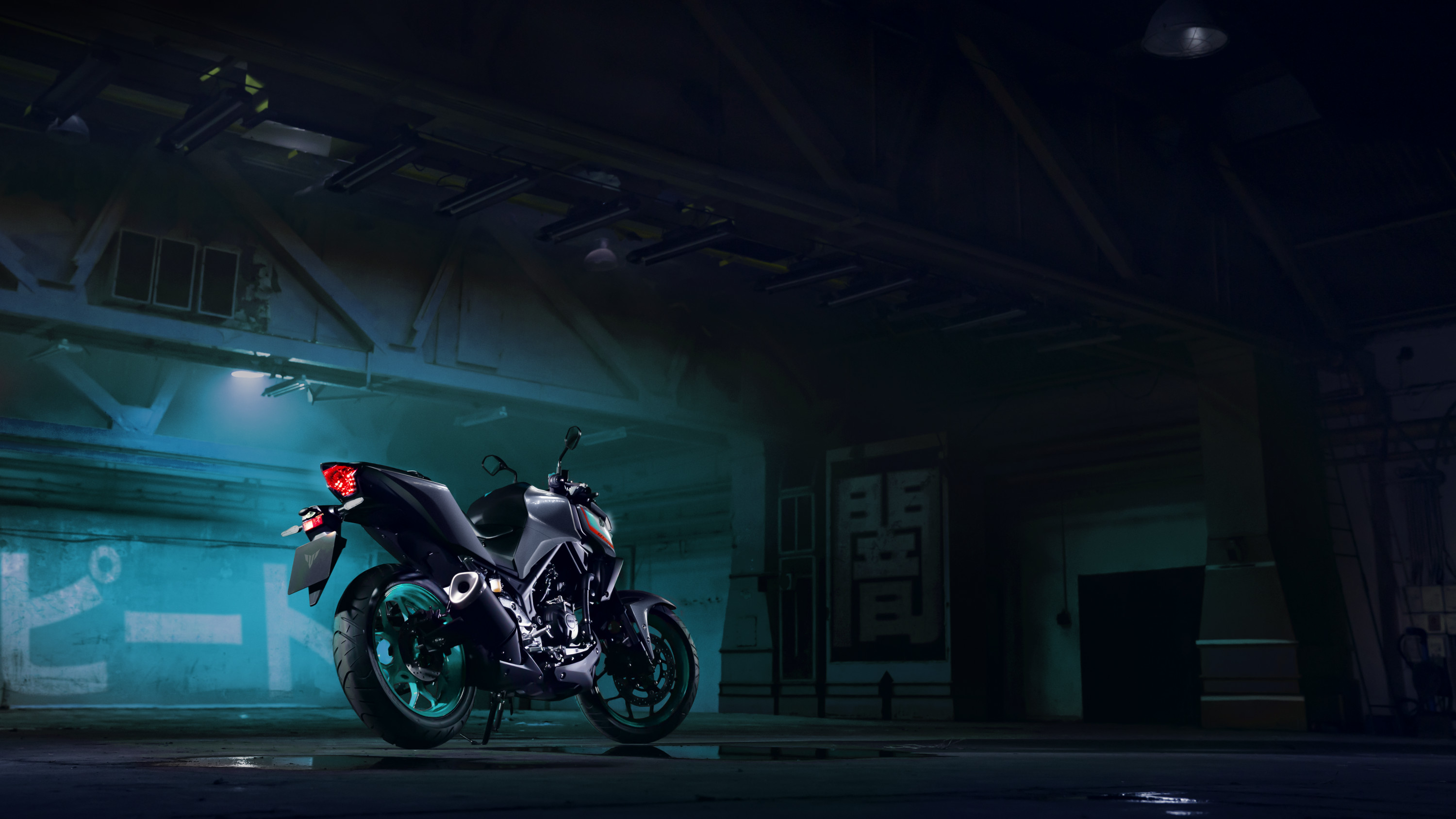 Yamaha MT-03 2023 Cyan Storm : trois quarts arrière droit statique