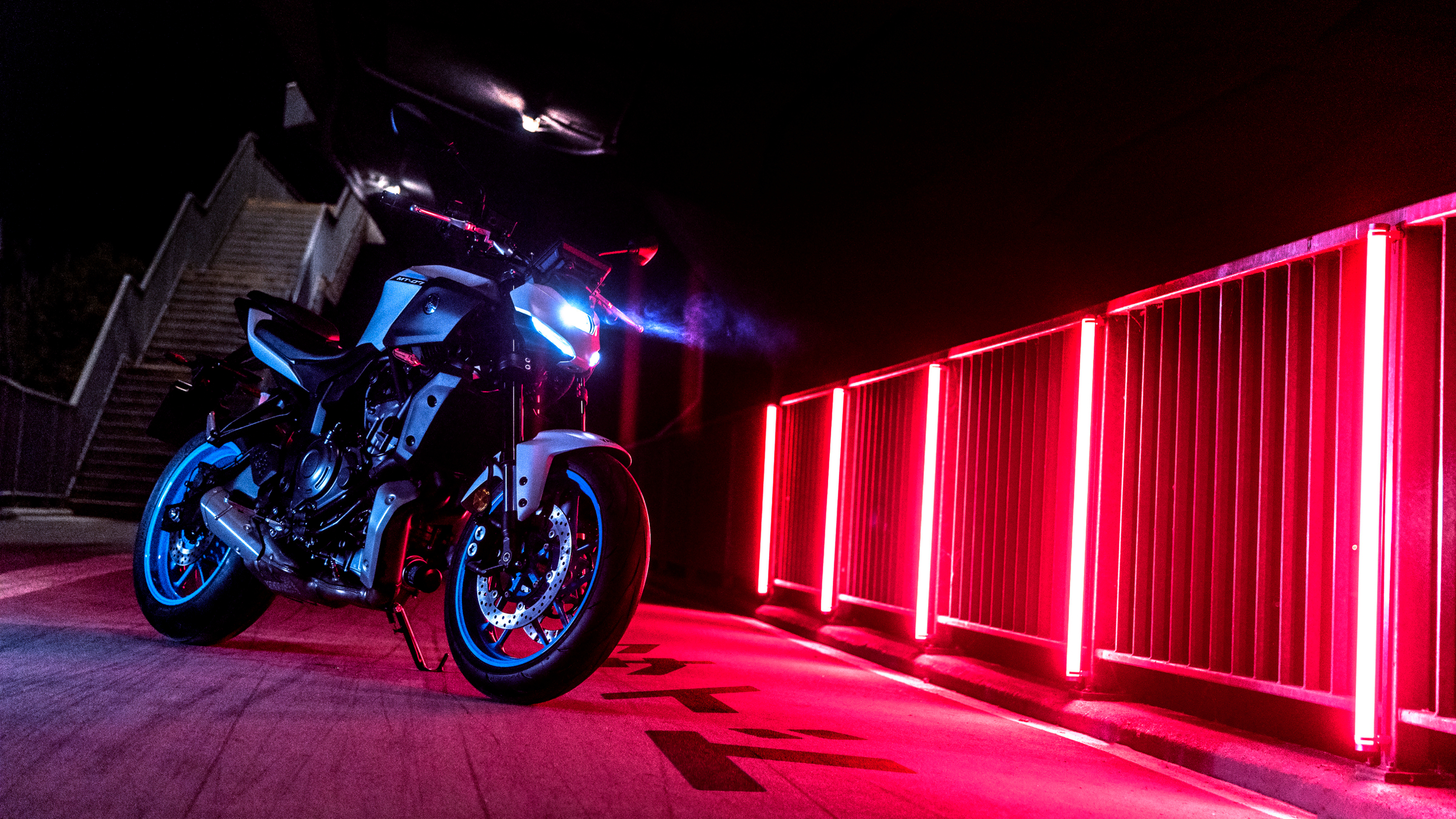 yamaha mt-07 2025 et néons rouges