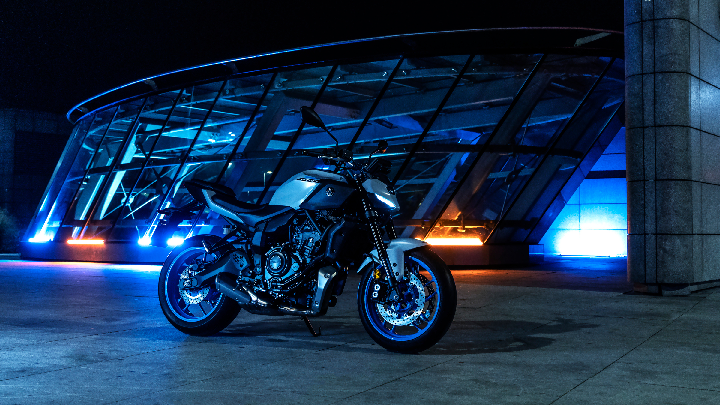 yamaha mt-07 2025 sur béquille latérale