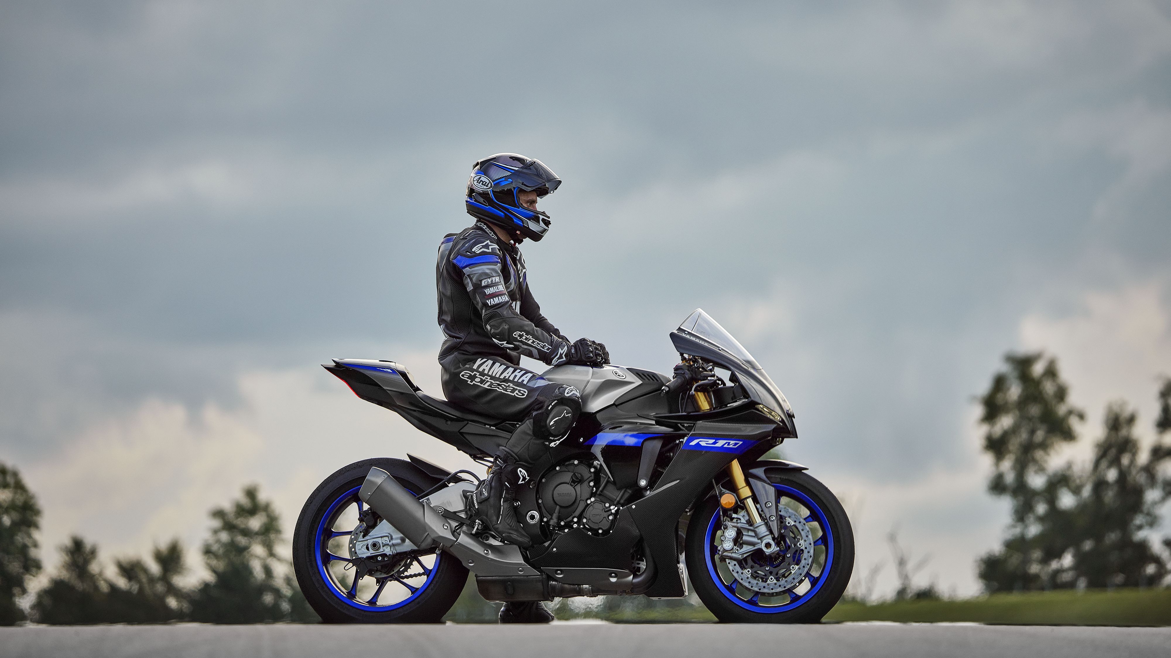 Yamaha r1m profil avec pilote