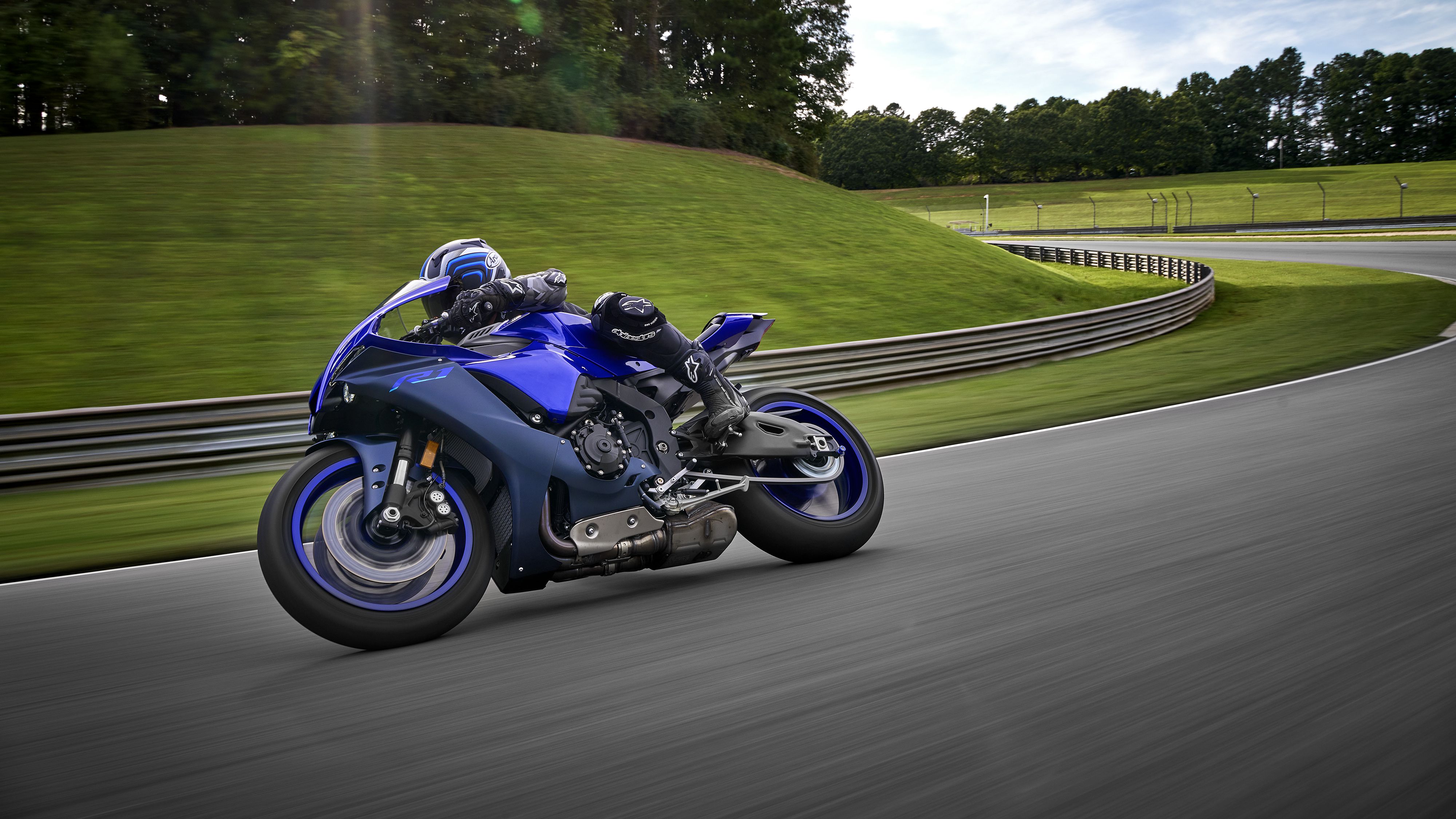 Yamaha R1 inclinée en virage