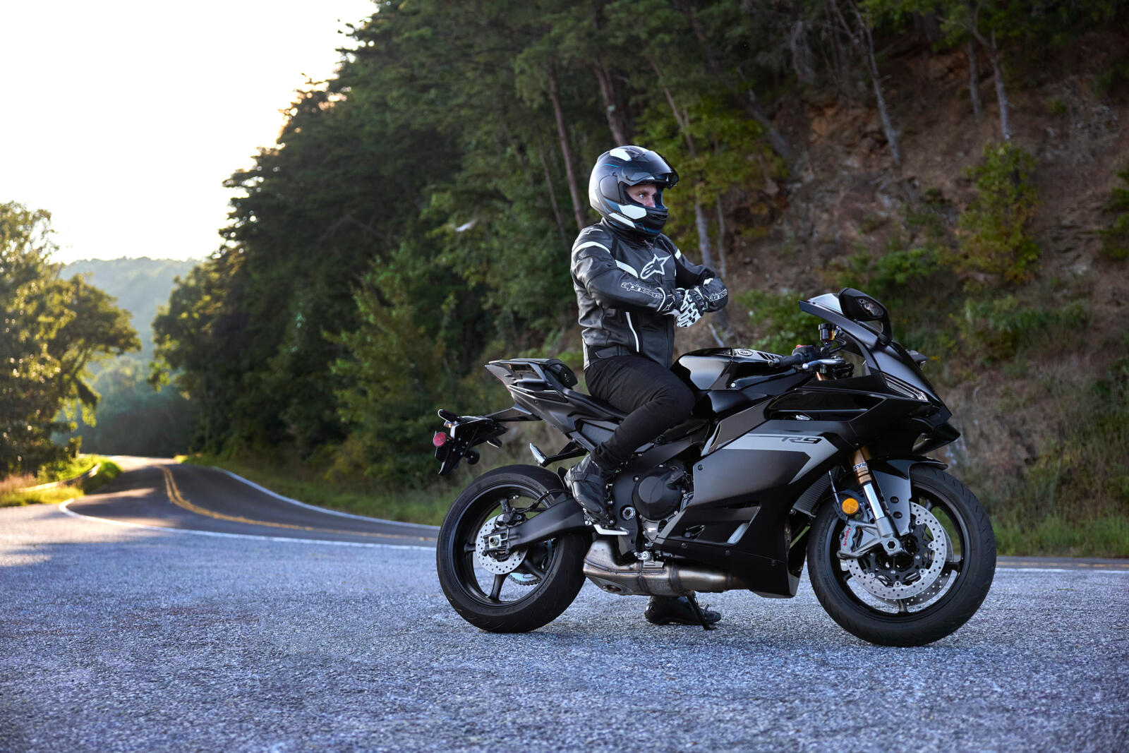 Yamaha R9 2025 : bord de route