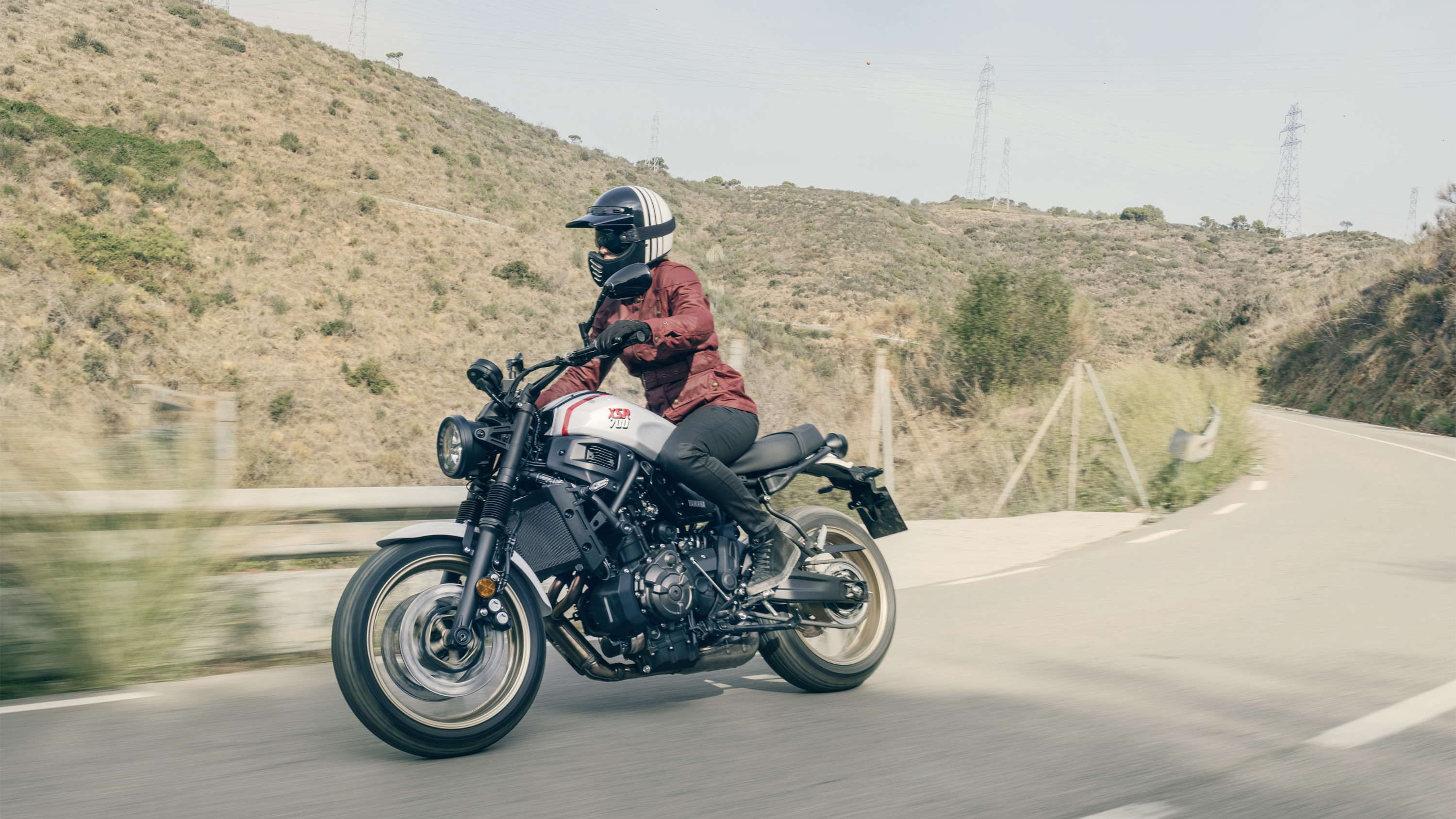 Yamaha XSR700 XTribute 2022 : trois quarts avant gauche sur route