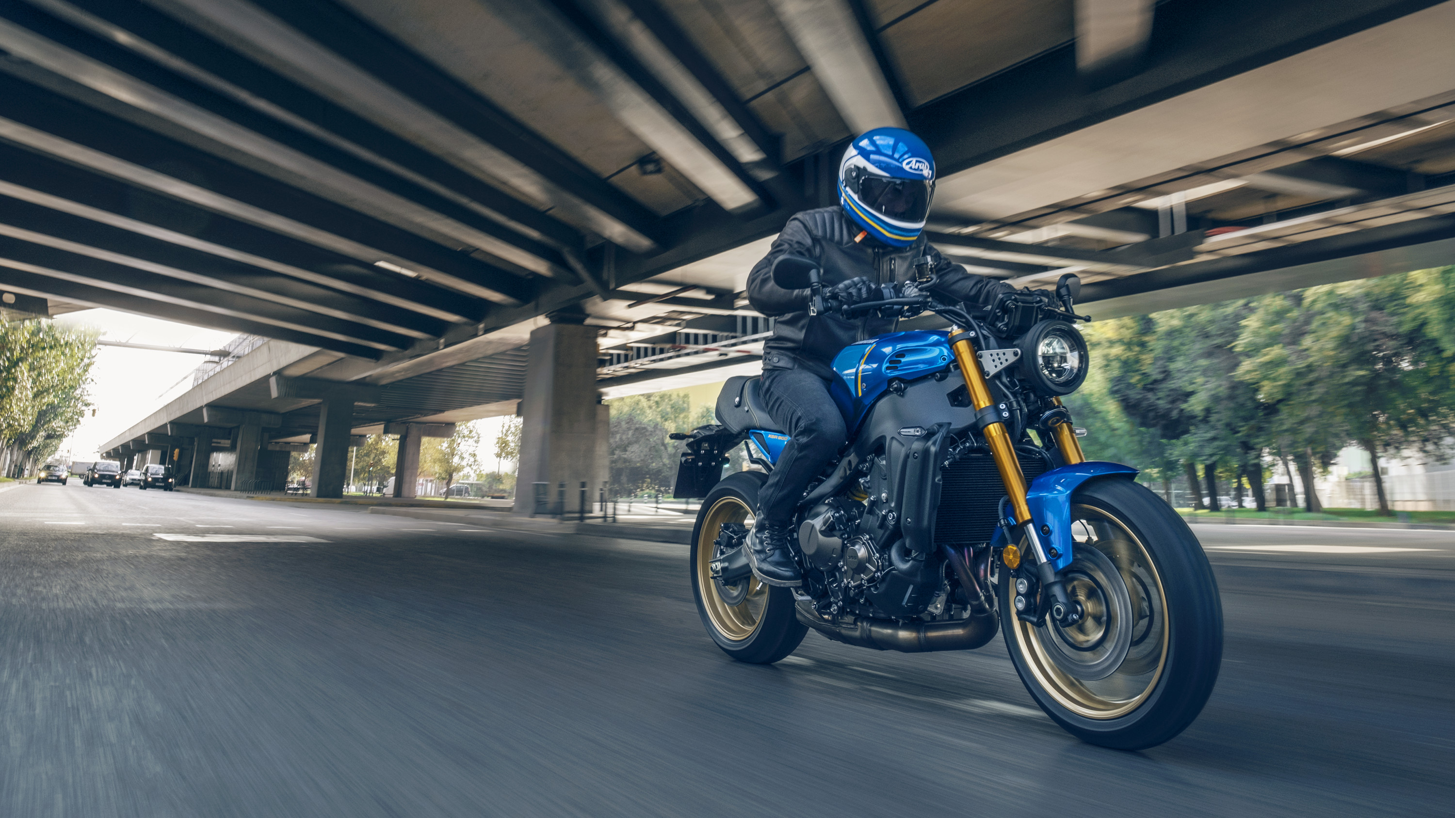 Yamaha XSR900 2022 Legend Blue : trois quarts avant droit sous un pont