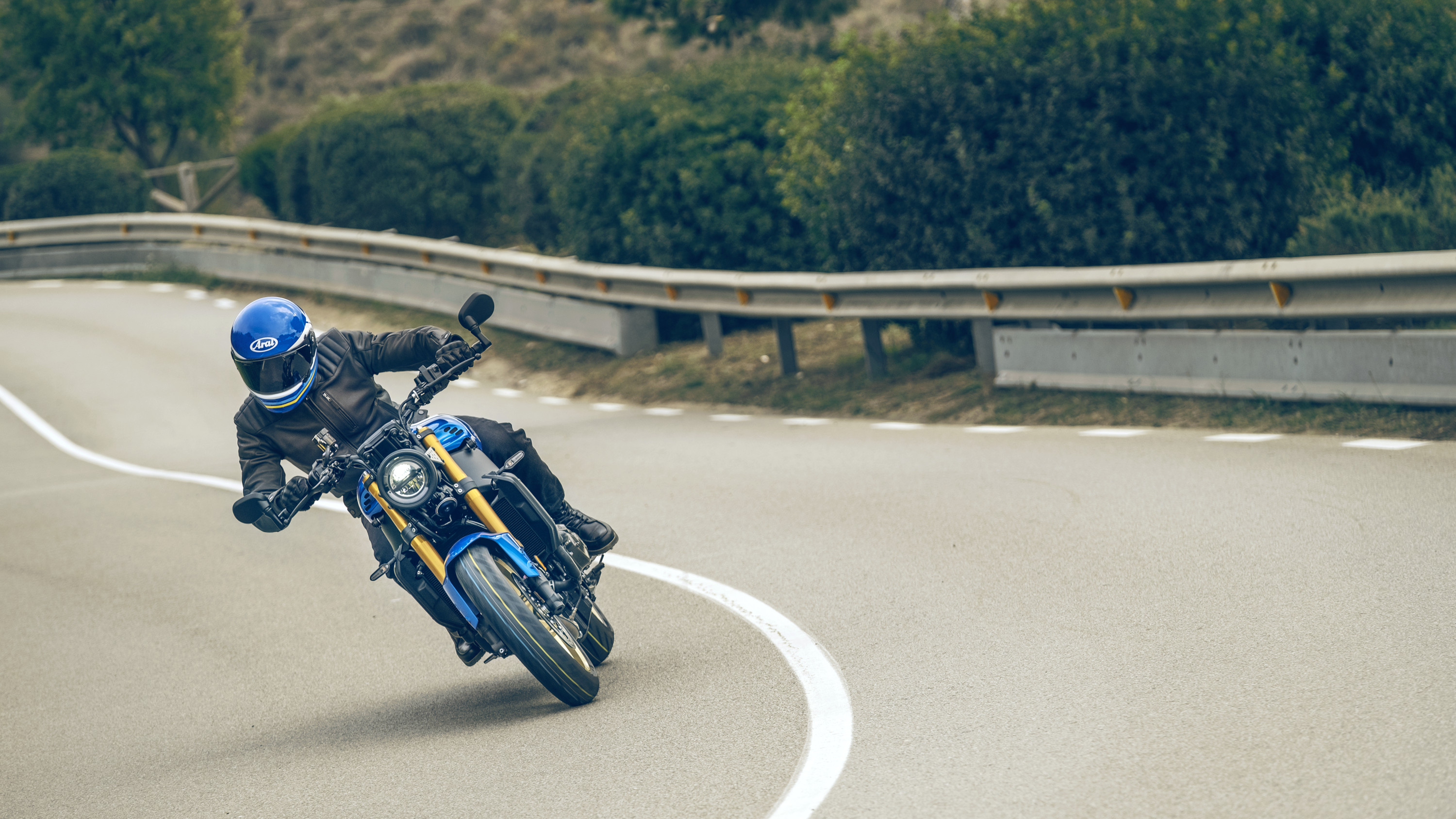 Yamaha XSR900 2022 Legend Blue : vue de face en virage
