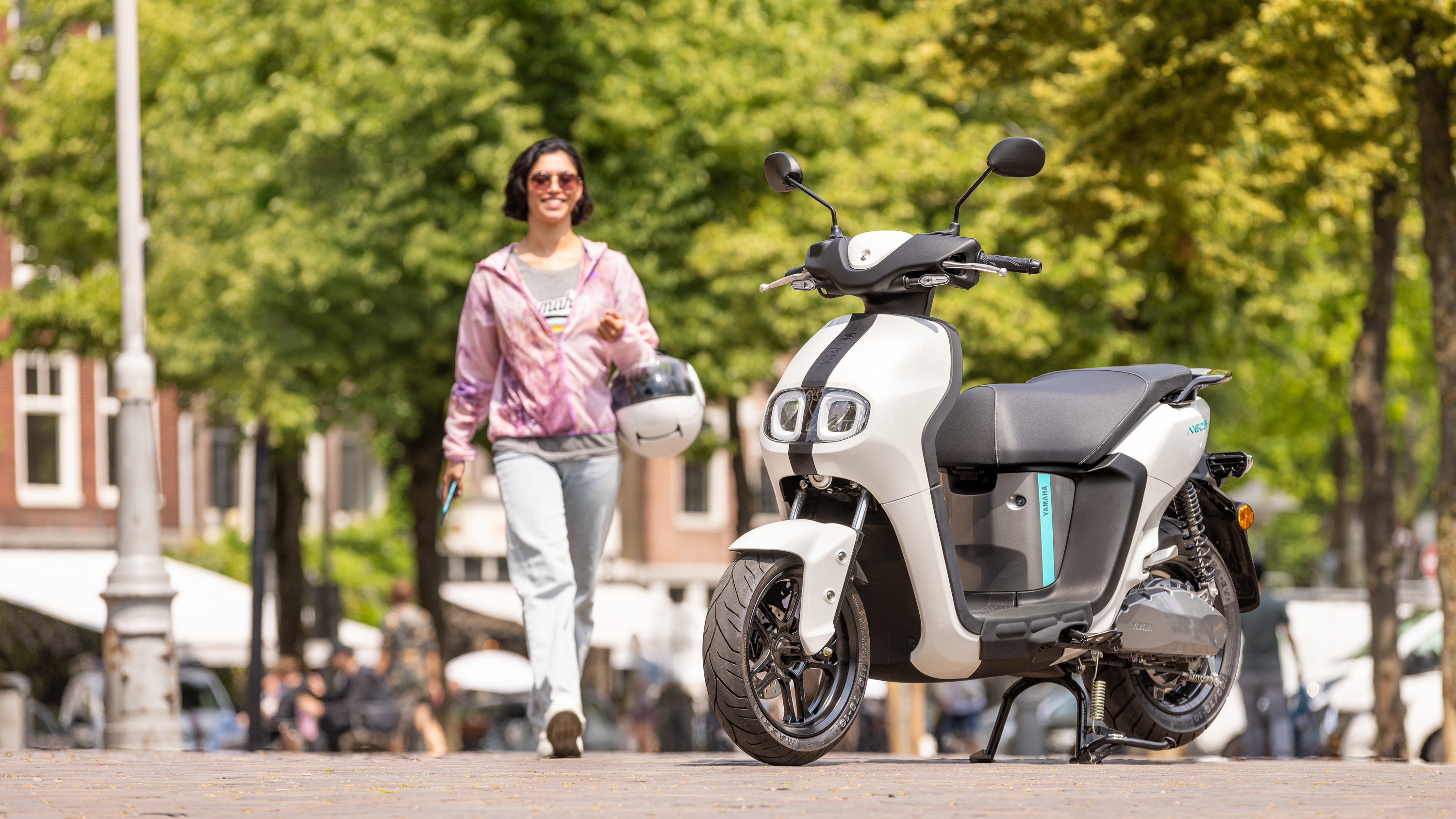 Yamaha Neo's 2023 Milky White : trois quarts avant droit statique