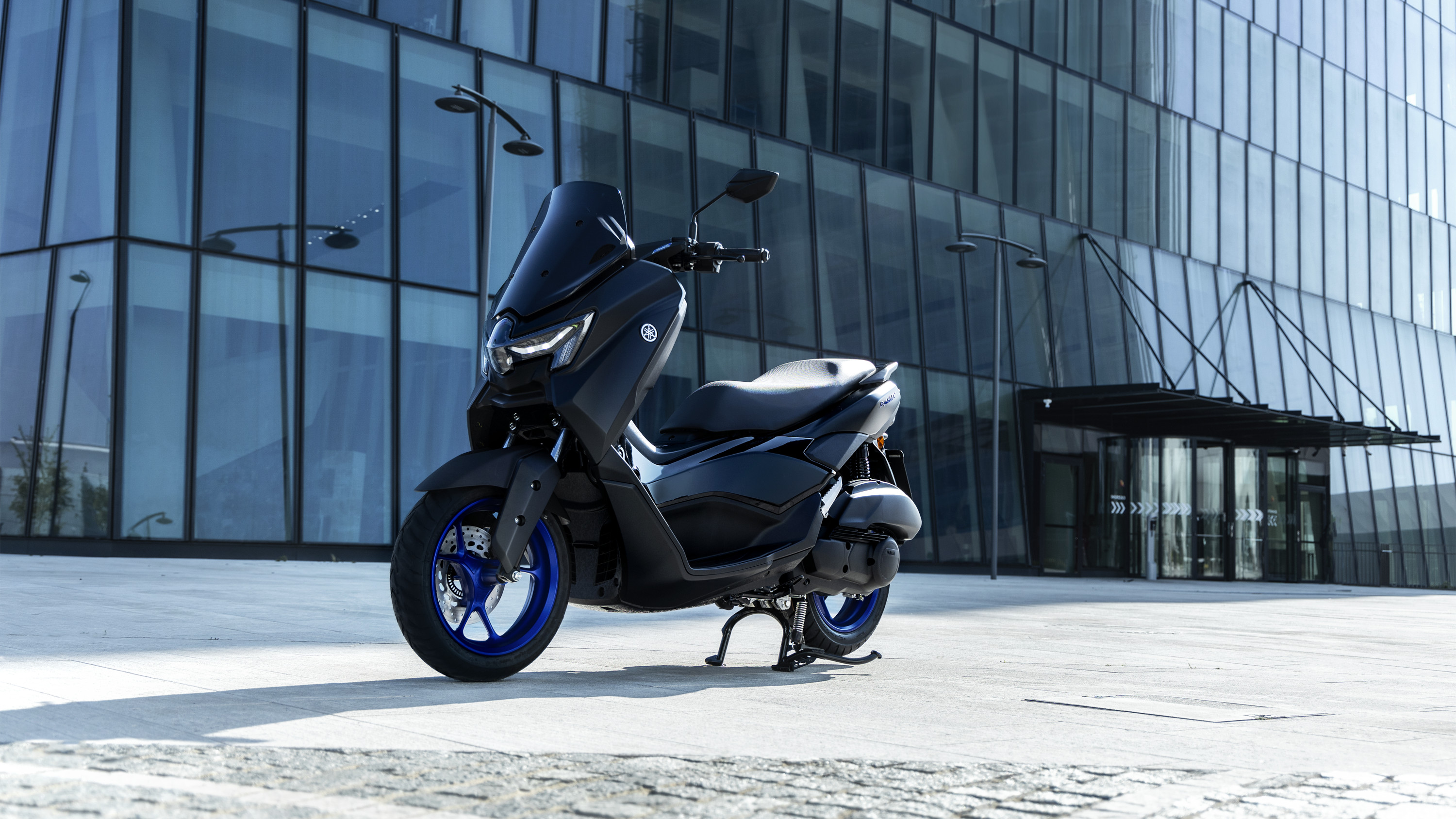 Yamaha NMAX 125 2025 : trois quarts avant gauche statique