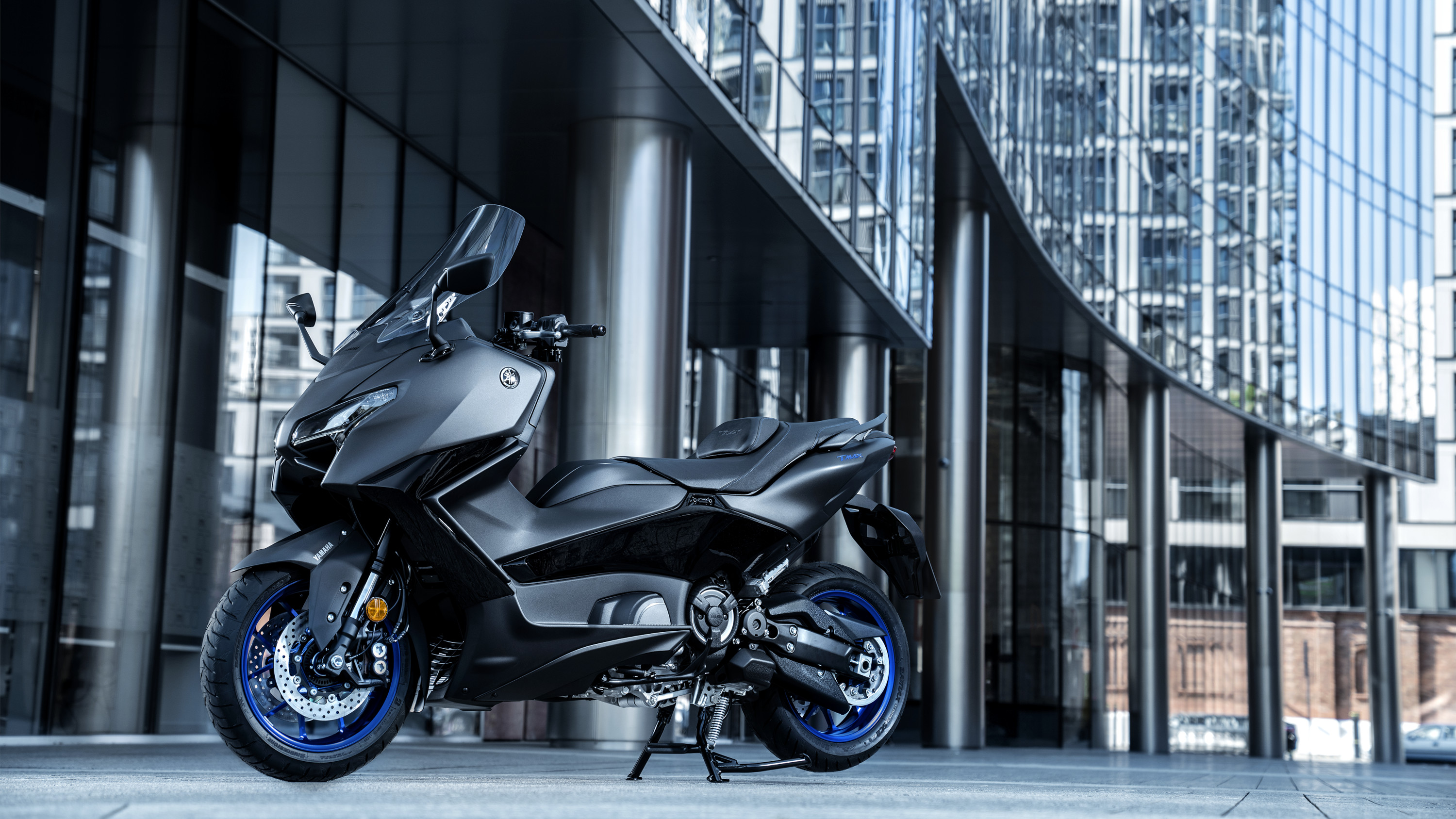 Yamaha TMAX 2025 : trois quarts avant gauche statique