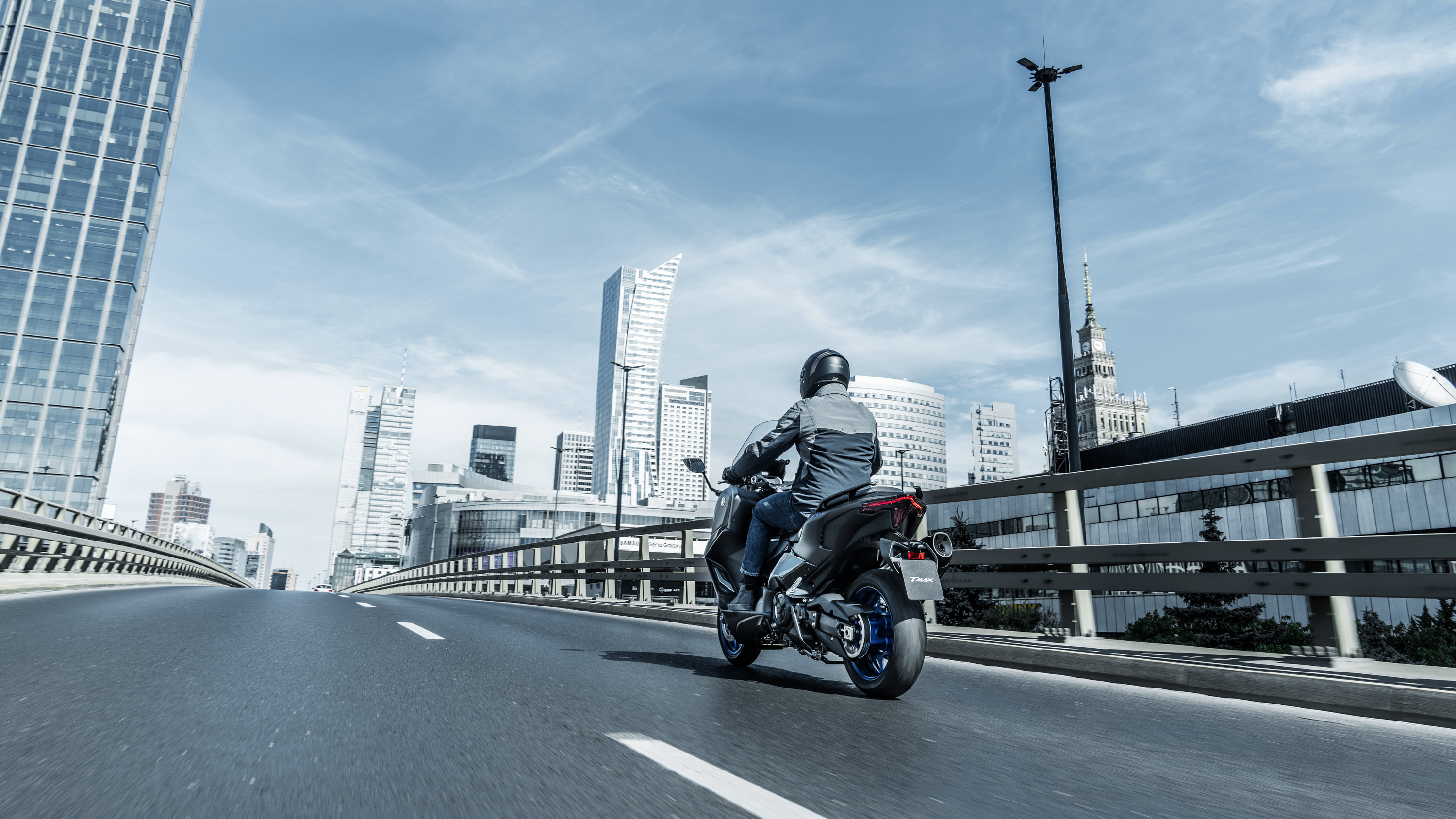 Yamaha TMAX 2025 : trois quarts arrière gauche sur route
