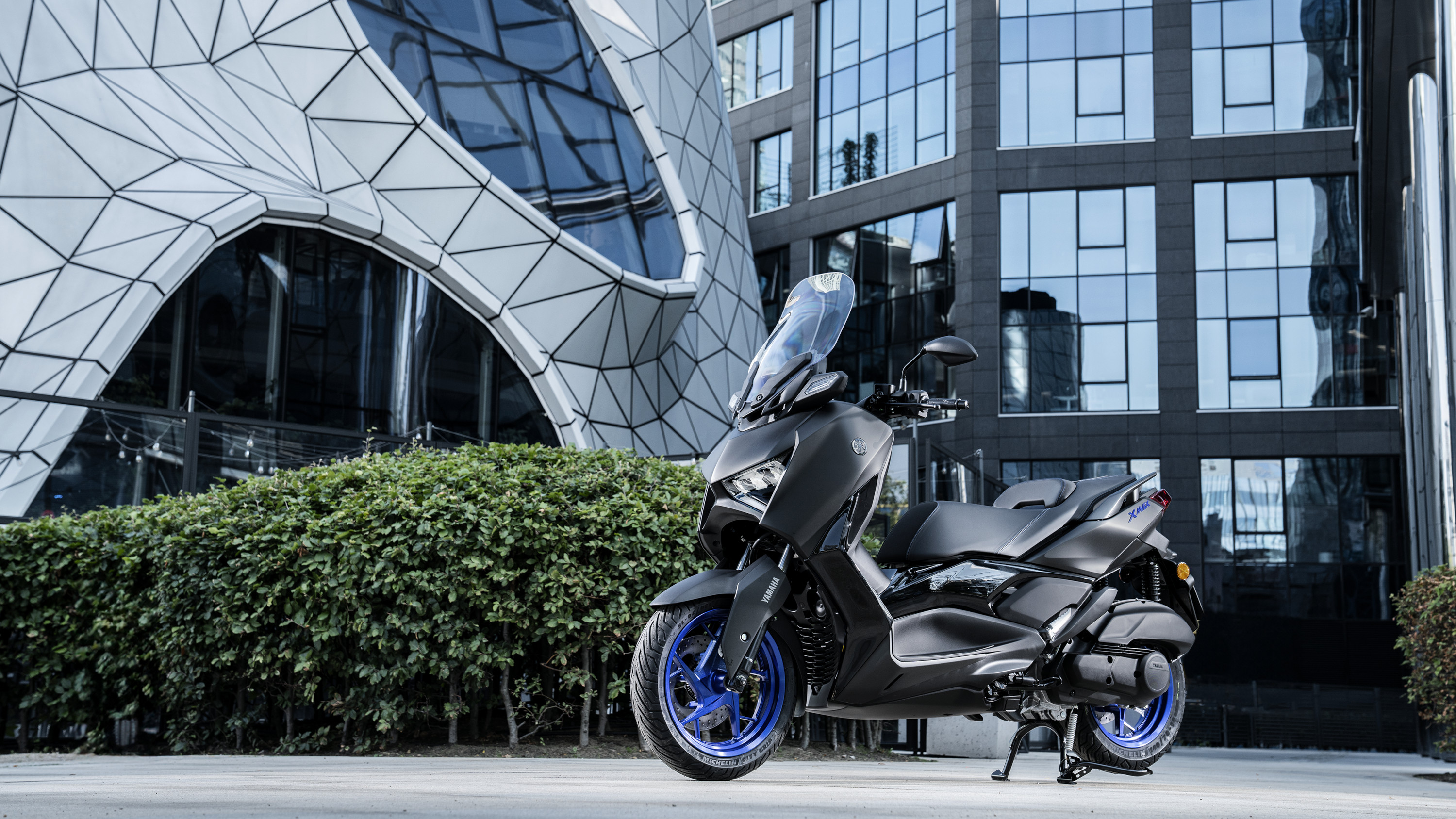 Yamaha XMAX 125 2025 : trois quarts avant gauche statique