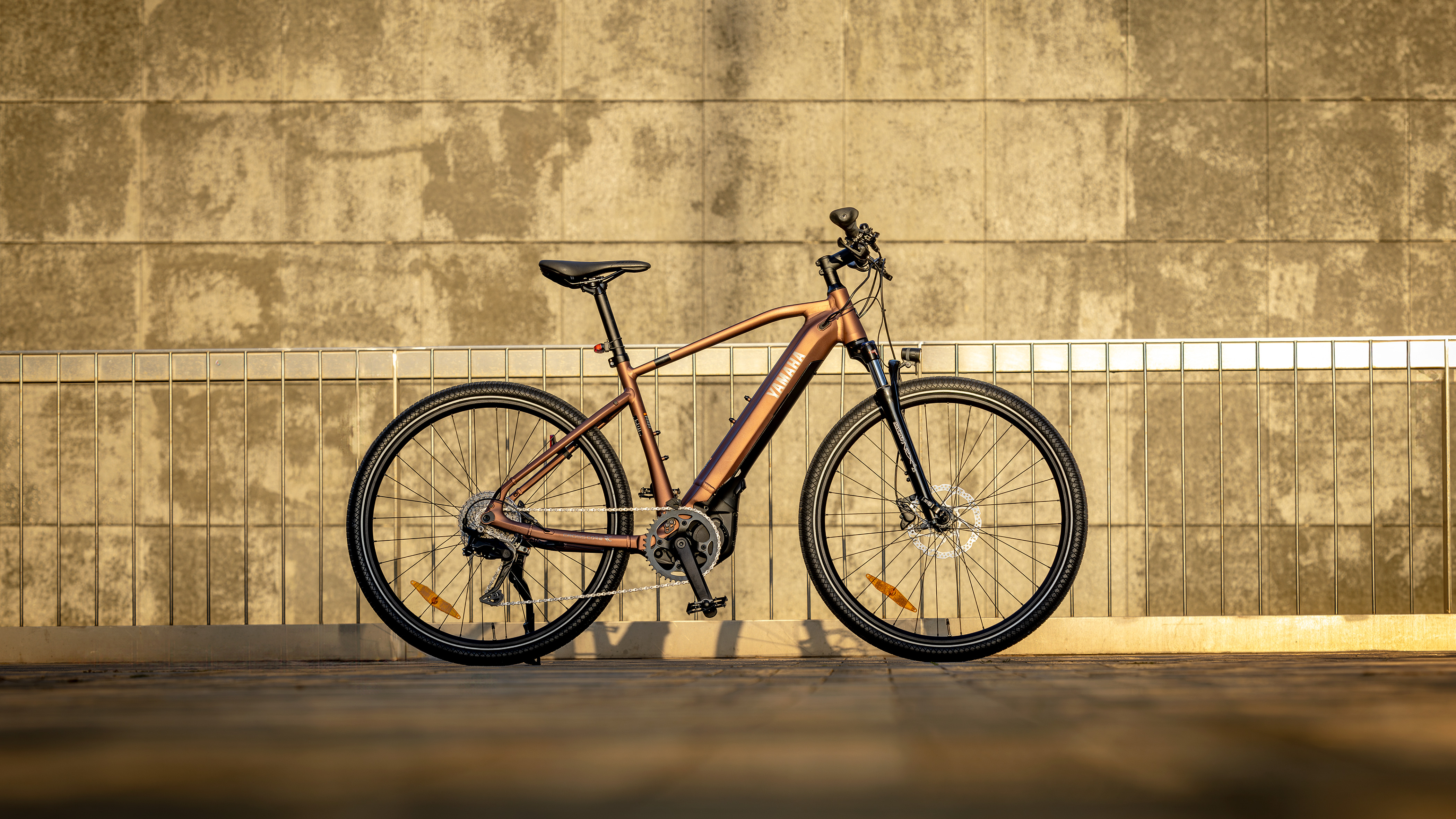 Yamaha Crosscore RC 2025 contre un mur