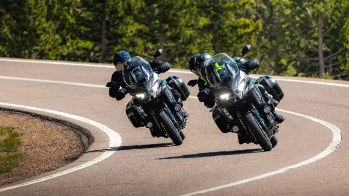 Kawasaki Versys 1100 : dépassement virage