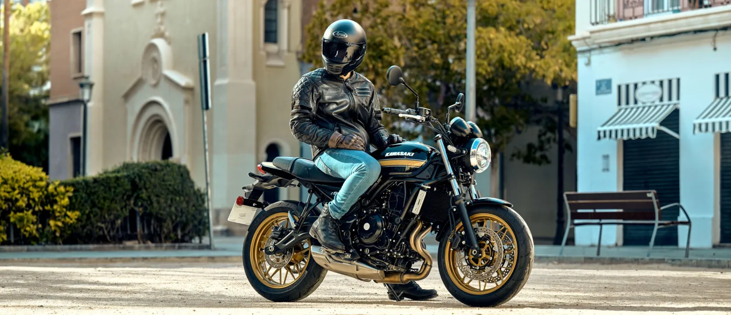 Kawasaki Z650RS : à l'arrêt pilote assis avec casque