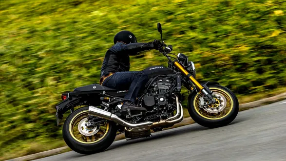 Kawasaki Z900RS : montagne virage