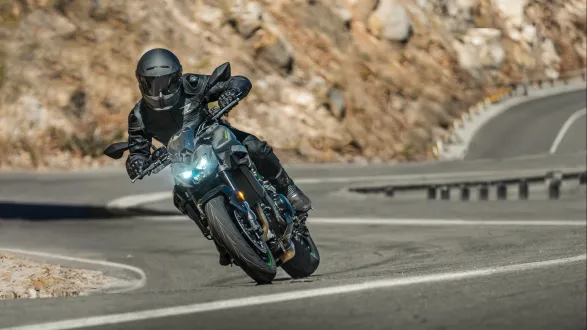 KAWASAKI Z900 : virage à droite