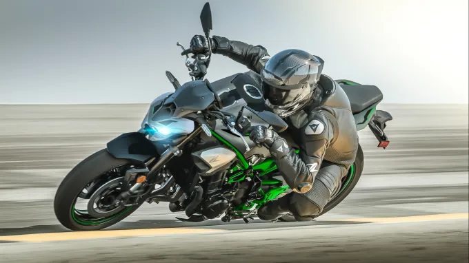 Kawasaki Z900 : penché