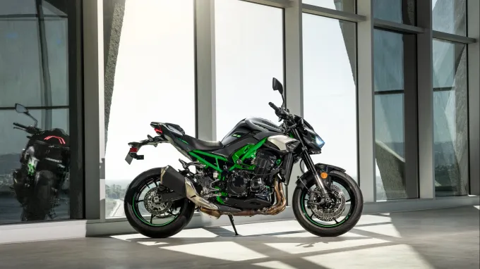 Kawasaki Z900 : exposition hall vitré