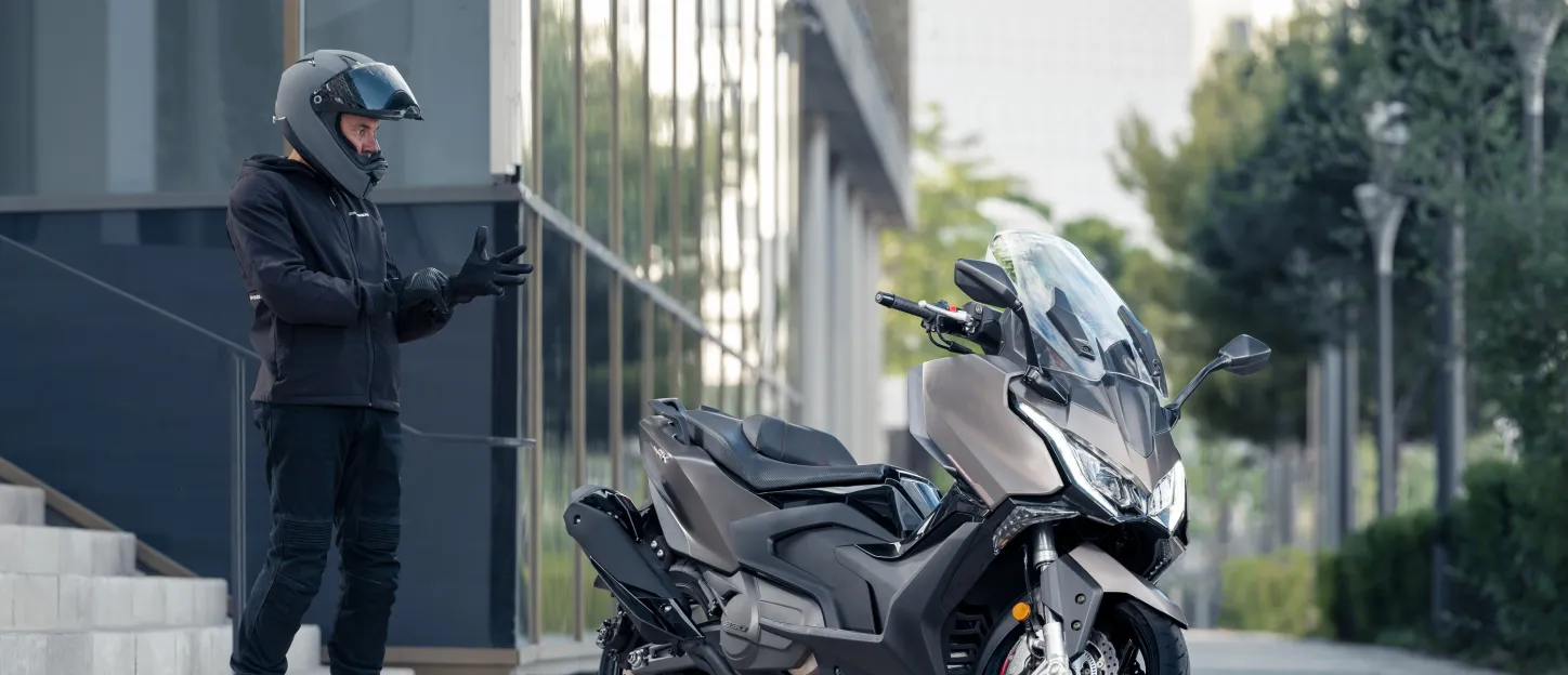 Kymco AK Premium avec pilote