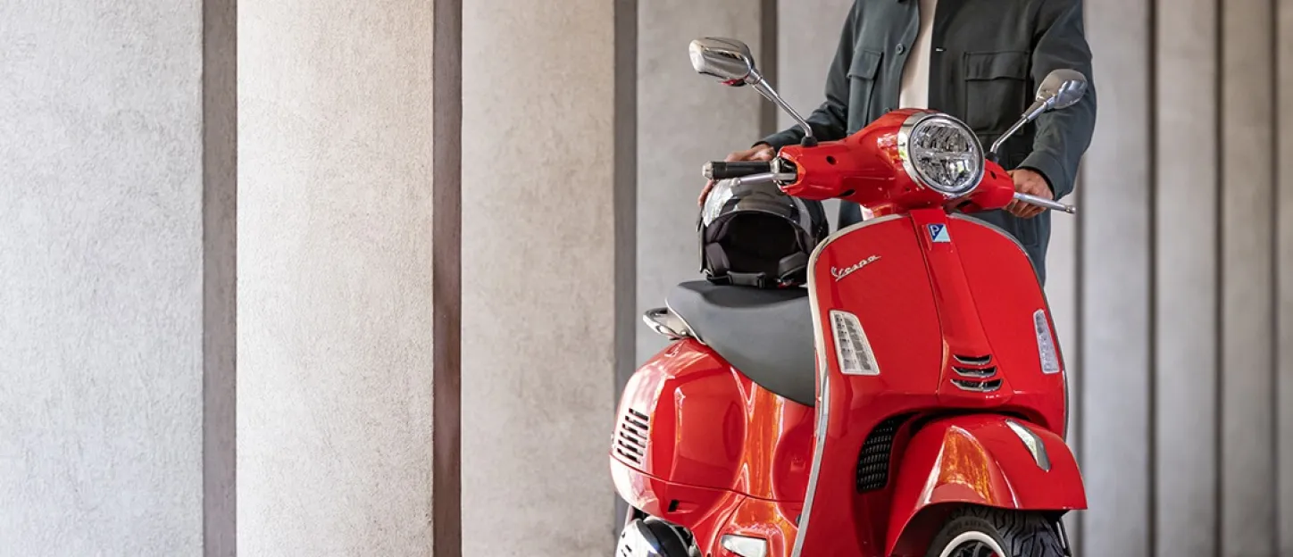 Vespa GTS 3/4 avec pilote