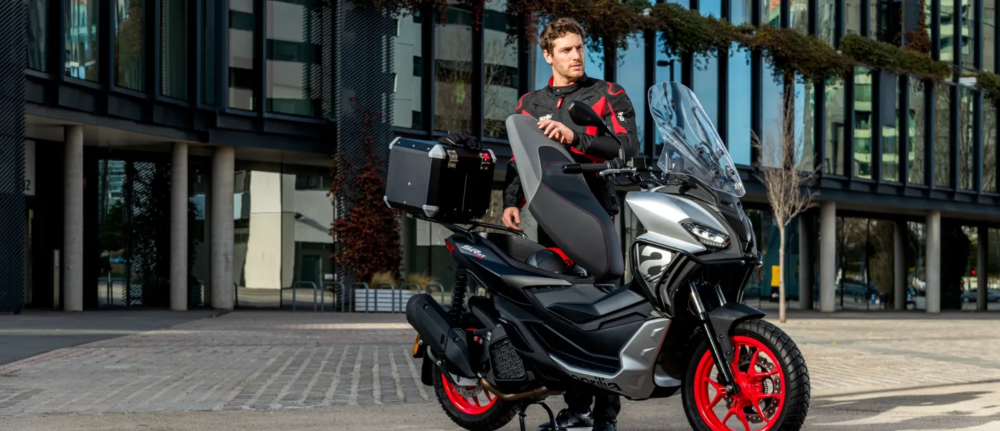 Aprilia SR GT profil avec pilote