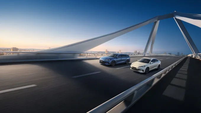 BYD Seal 6 DM-i 2025 et BYD Seal 6 Touring DM-i 2025 vues de 3/4 avant gauche sur un pont
