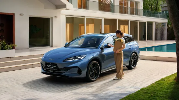 BYD Seal 6 DM-i Touring 2025 : 3/4 avant gauche statique avec modèle Formats:	-