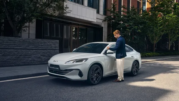 BYD Seal DM-i 2025 : face avant statique avec modèle urbain