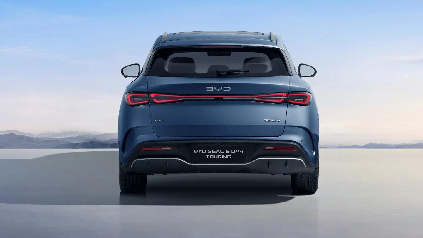 BYD Seal DM-i Touring 2025 : face arrière statique