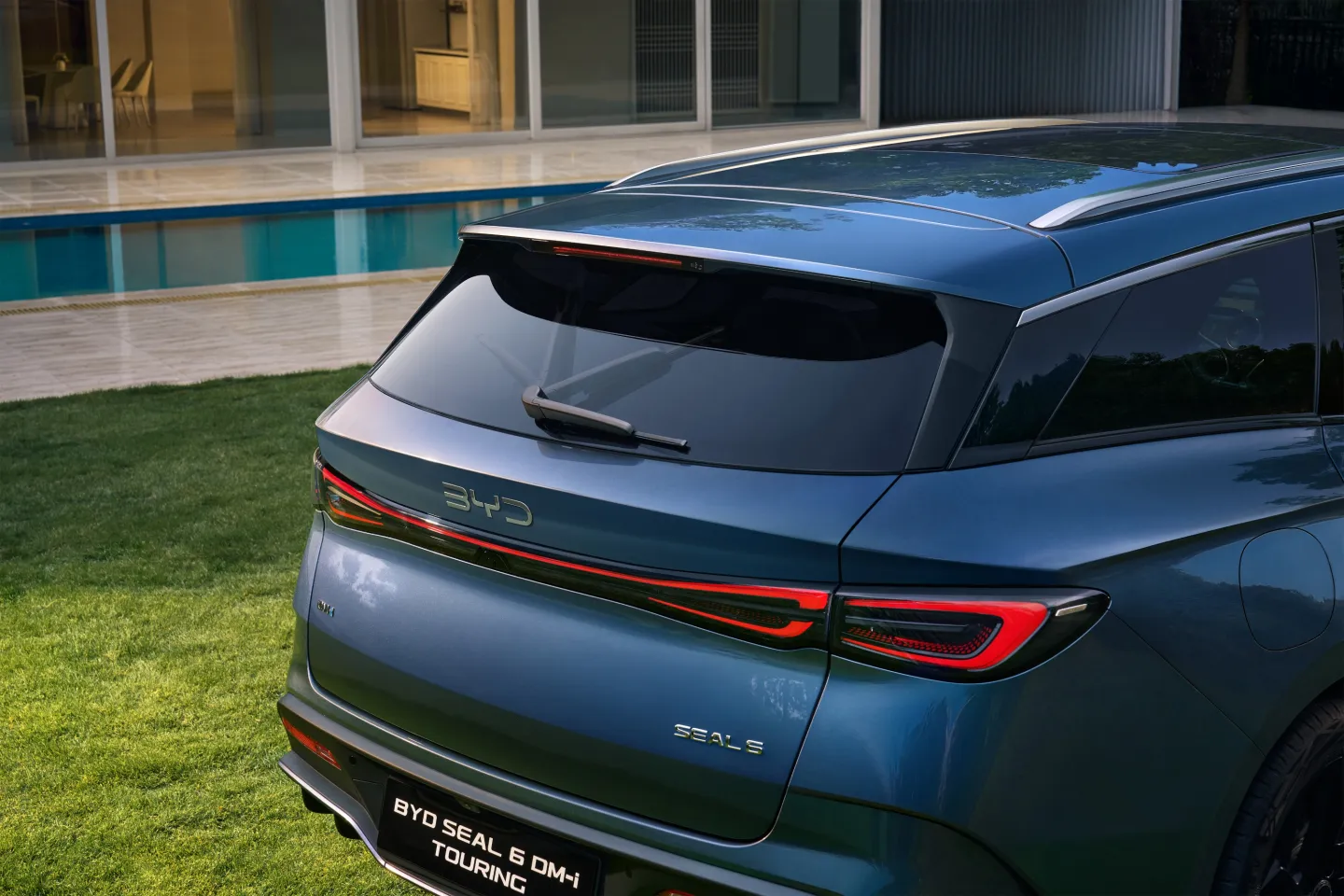BYD Seal DM-i Touring 2025 : détail feux arrière