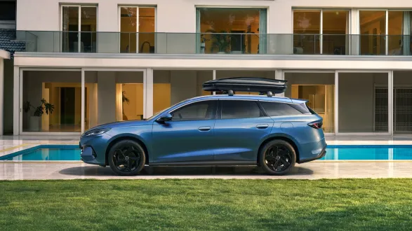 BYD Seal DM-i Touring 2025 : profil gauche statique avec coffre de toit