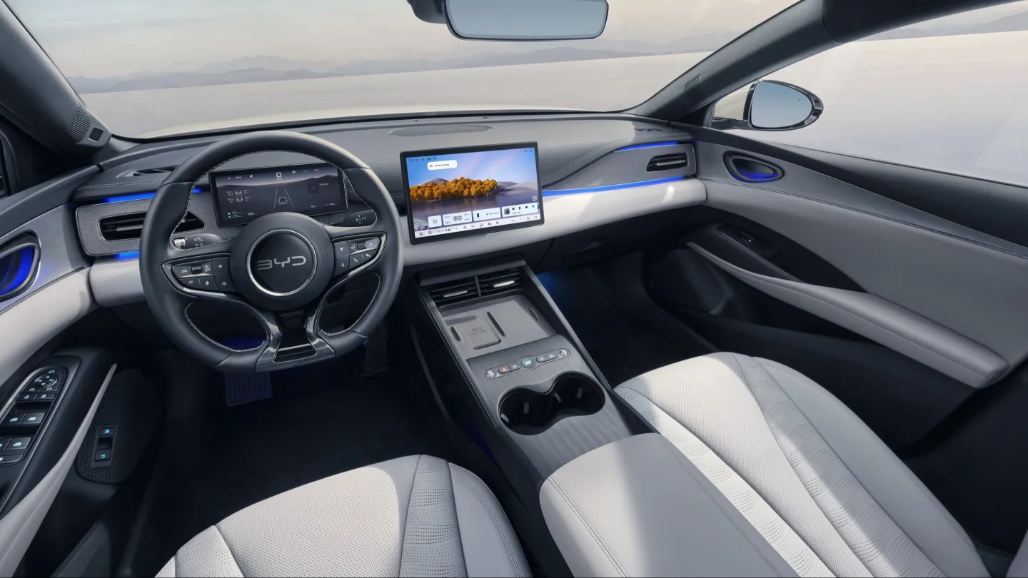 BYD Seal 6 DM-i 2025 : intérieur blanc