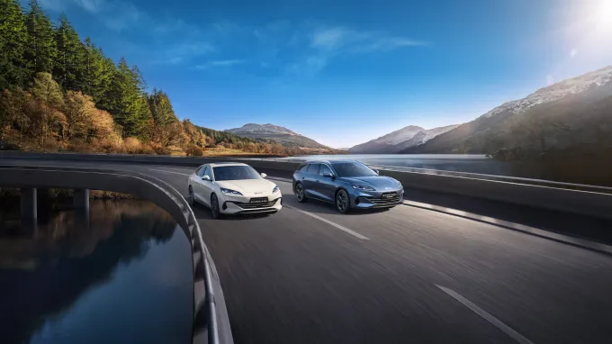 BYD Seal 6 DM-i 2025 et BYD Seal 6 DM-i Touring 2025 vues de face sur route