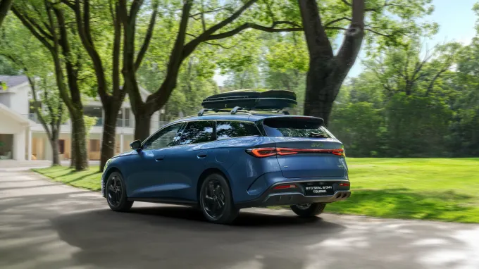 BYD Seal 6 DM-i Touring : 3/4 arrière gauche avec coffre de toit