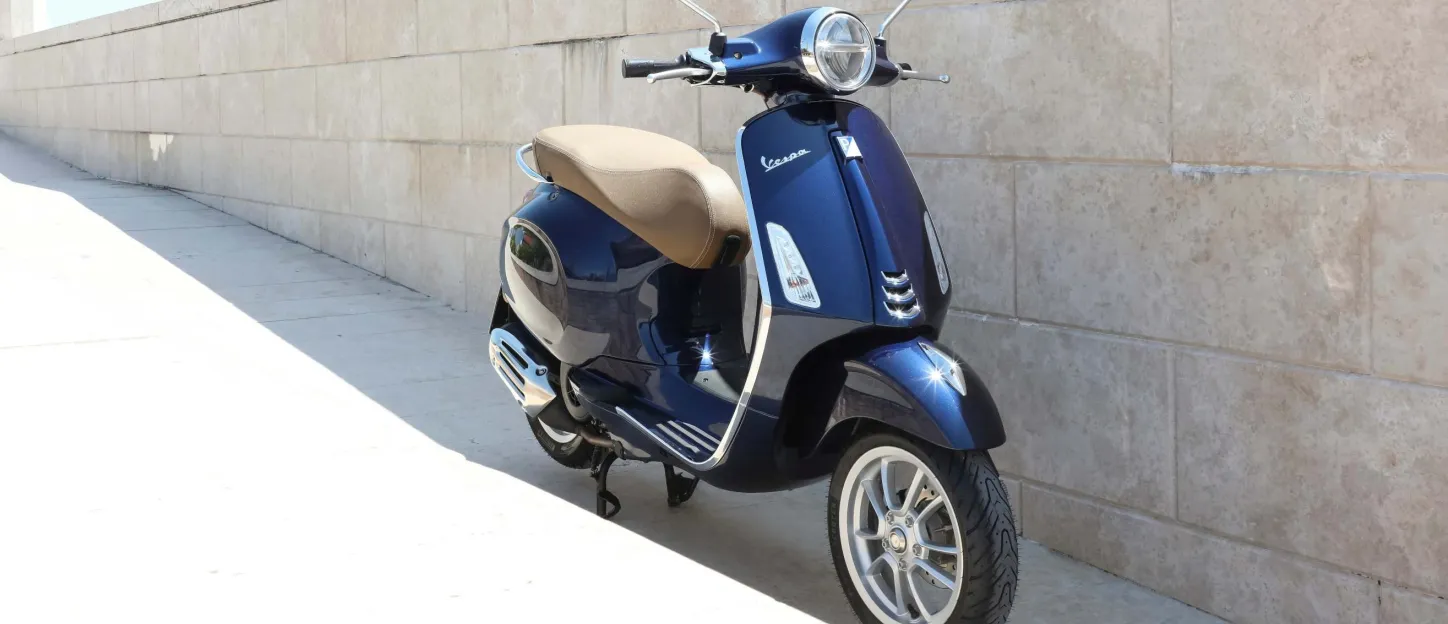 Vespa Primavera long du muret
