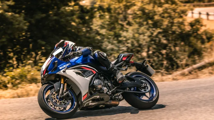 Suzuki GSXR1000R : virage droite urbain