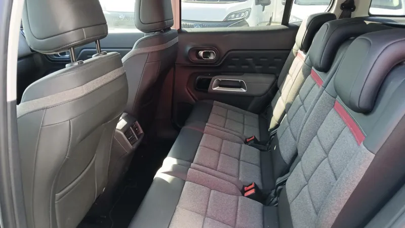 Image secondaire du véhicule 44