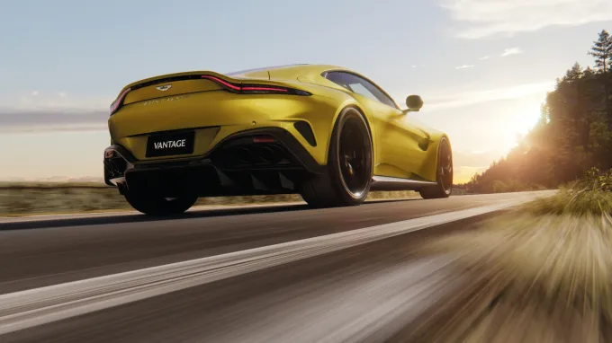 Aston Martin Vantage : contreplongée