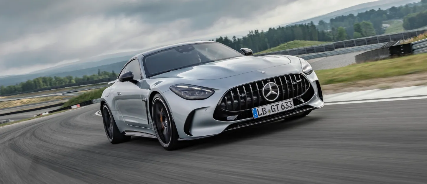 Mercedes-AMG GT 2023 : trois quarts avant droit sur circuit