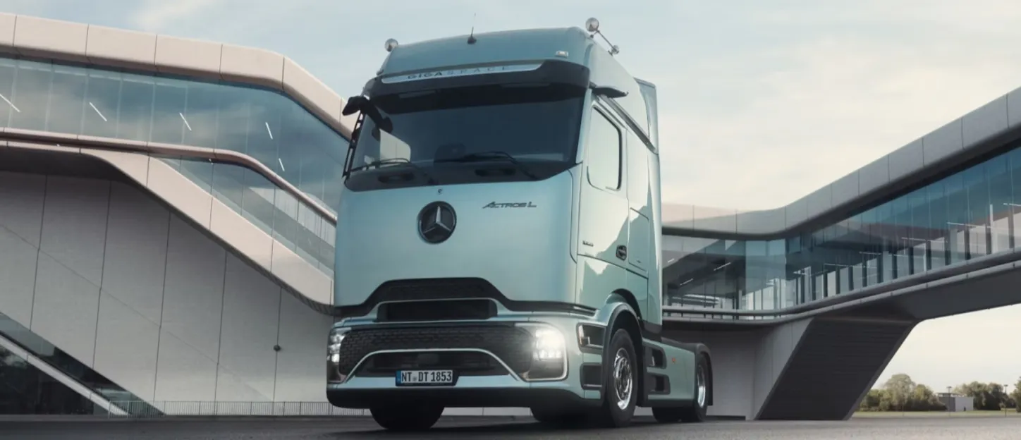 Mercedes Actros L 2025 : trois quarts avant gauche statique