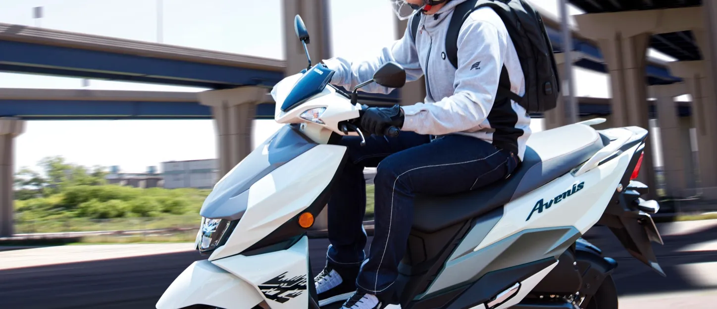 Suzuki Avenis 125 : trois quarts avant gauche sur route