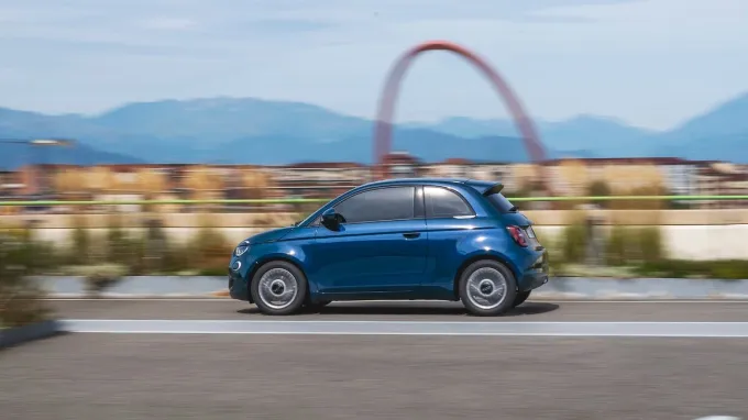 Fiat 500 Torino bleue profil