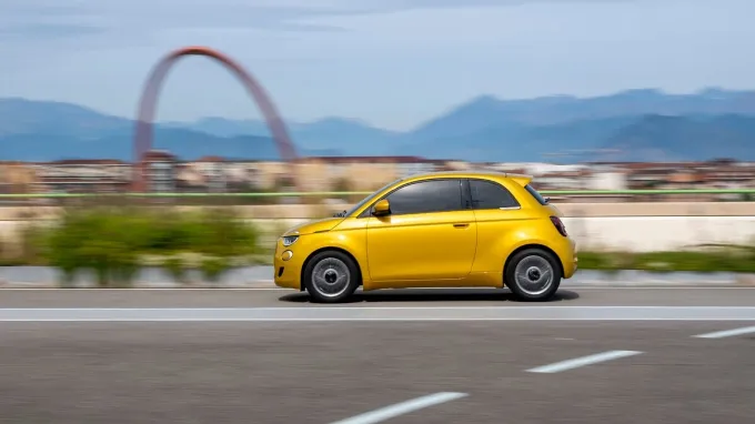 Fiat 500 Torino jaune profil