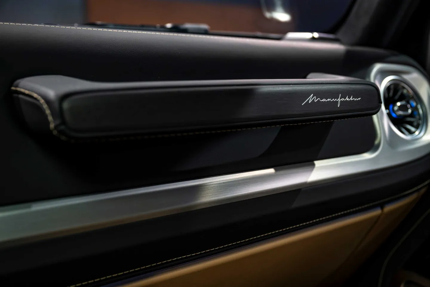 Mercedes Classe G 500 : détail poignée sur planche de bord